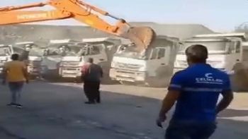 Viral: su jefe no le pagó el sueldo y le destruyó cinco camiones con una excavadora