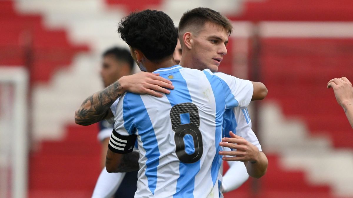 Zenón se abraza con Medina. (Foto: AFA)