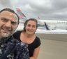 Se incendió el avión en el que viabajan y se sacaron una selfie