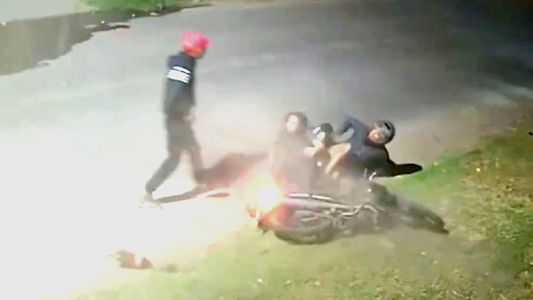 Un policía iba en moto con su hija, le quisieron robar y actuó de forma implacable