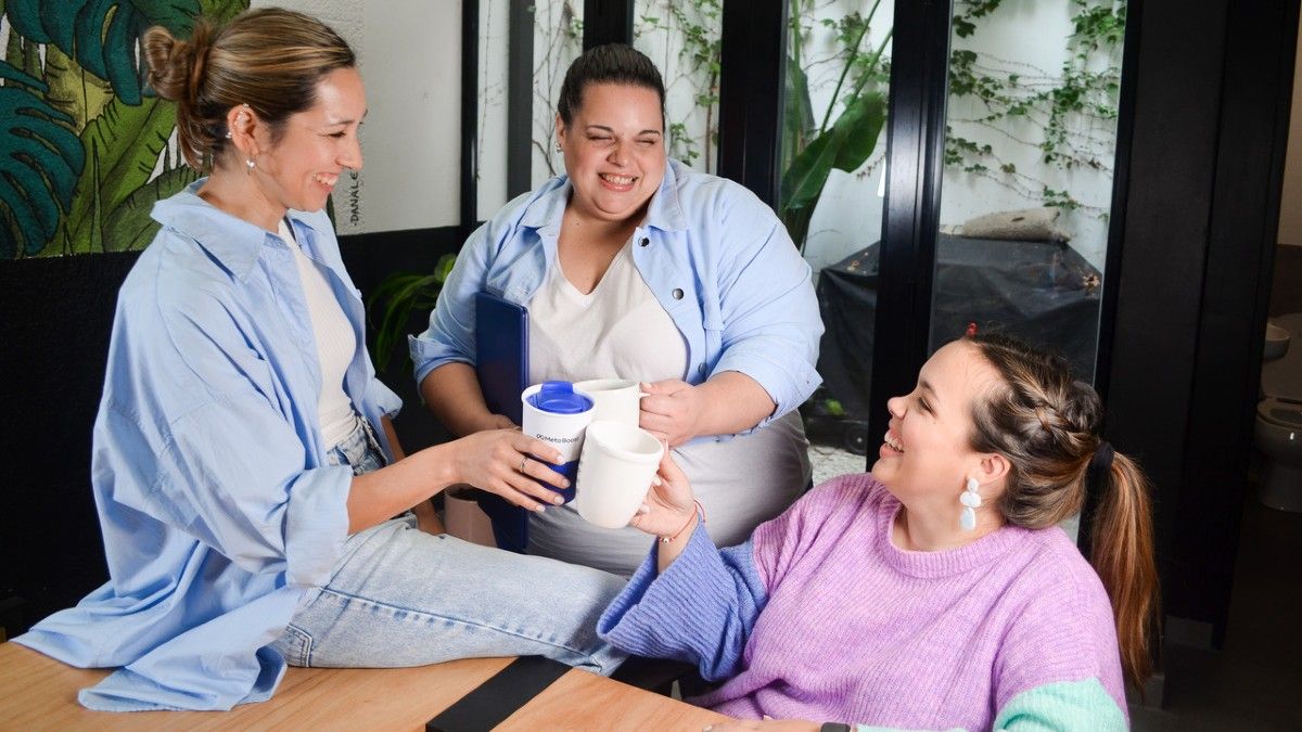 María Belén Ortega -derecha- recibió en 2022 el reconocimiento a la Mujer Empresaria del Año en la categoría Mujer Tecnológica. (Foto Asistente Online)