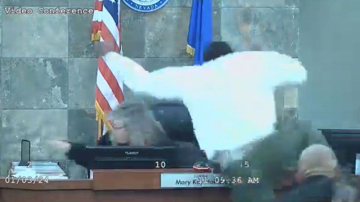El momento en que un condenado vuela sobre el estrado para atacar a la jueza que leía su sentencia (Foto: captura de TV).