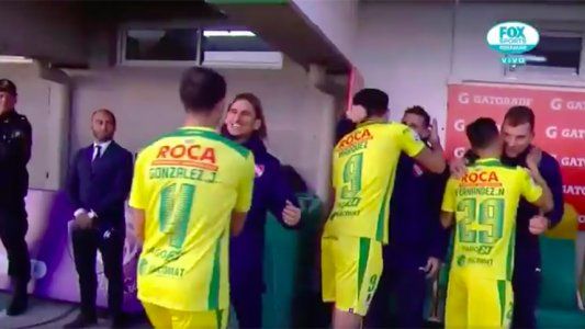 Respeto y cariño mutuo: todos los jugadores de Defensa se acercaron a saludar a Beccacece