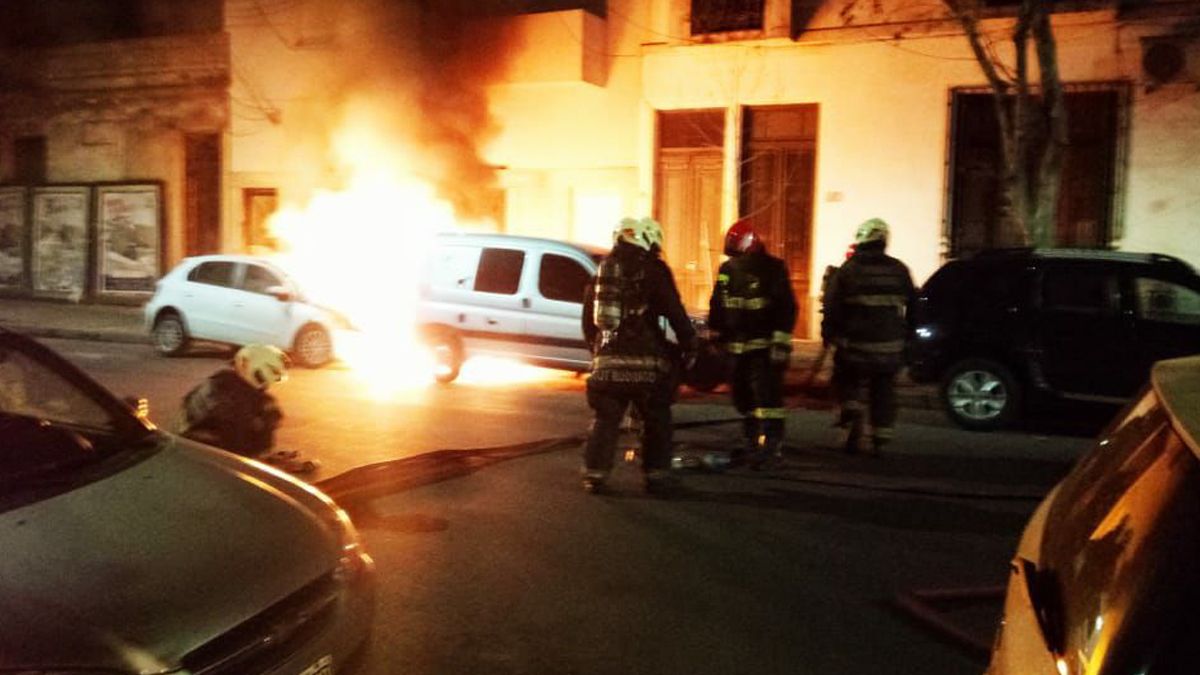 Fuerte explosión en Villa Crespo: incendiaron 7 autos y 6 motos
