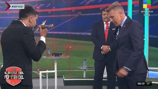 Fantino le entregó el mando de El show del fútbol a Pasman
