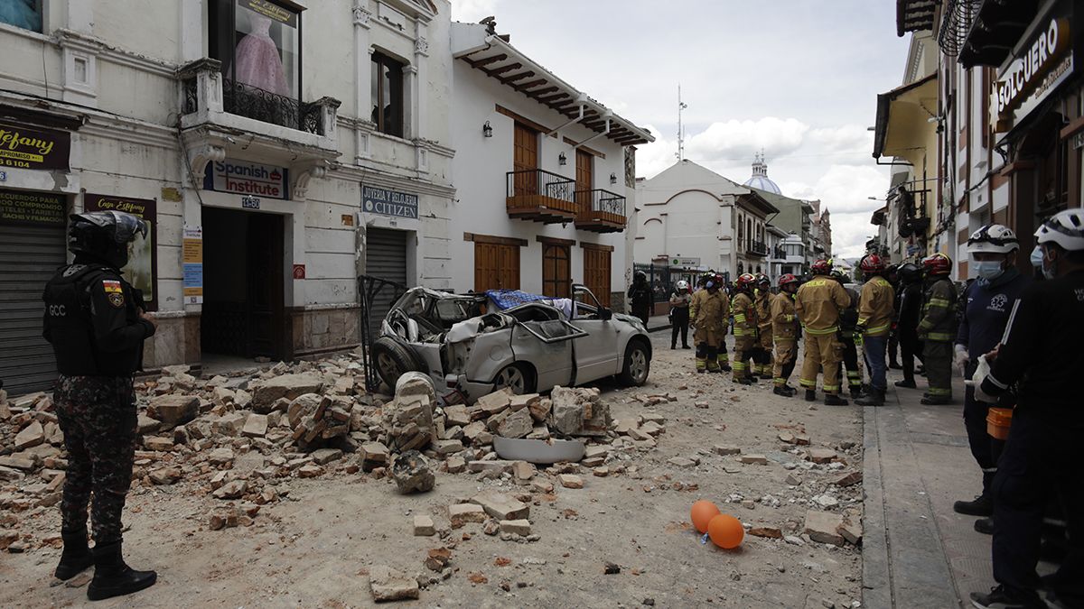 Un fuerte sismo sacudió la zona costera de Ecuador el sábado, causado al menos ocho fallecidos y dejando a otras personas atrapadas bajo escombros. (Foto: AP)