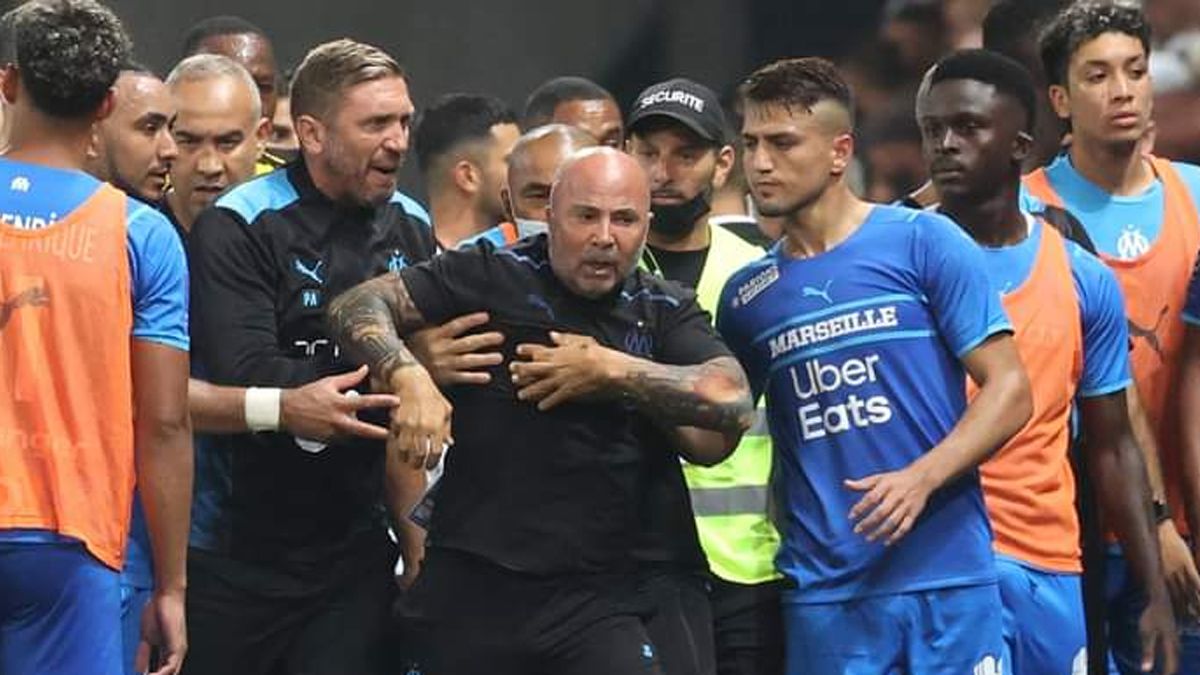 Sampaoli tuvo que ser calmado por sus futbolistas.
