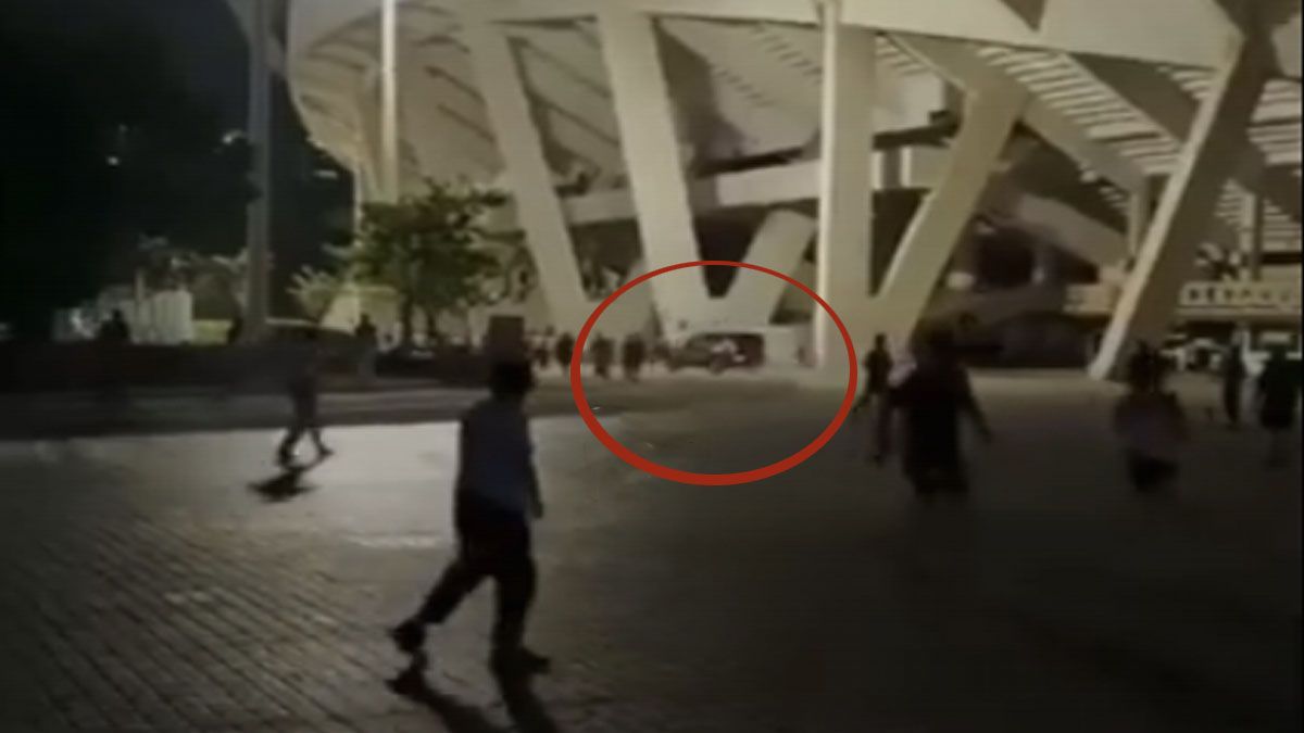 Con un celular, qued&oacute; captado el veh&iacute;culo que circulaba por adentro de una plaza, embistiendo a las personas. (Foto: Captura de TV)
