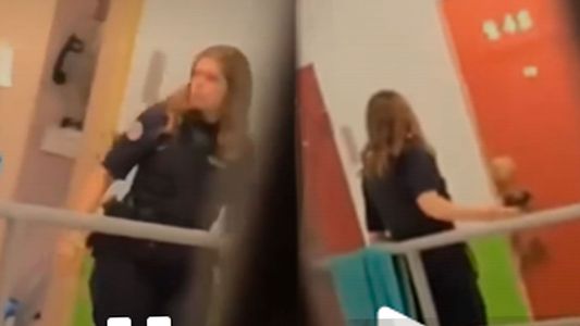 El video de una policía saliendo de una celda luego de mantener relaciones sexuales con un recluso