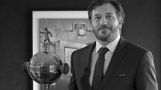 La Conmebol donó la réplica de la Copa Libertadores y nominó a Maradona