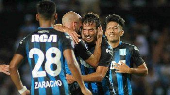 Racing tuvo la noche que necesitaba, pasó por arriba a Godoy Cruz y alcanzó a Defensa en la punta