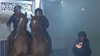 La imagen en la que se ve al policía Nahuel Falcón disparando contra el camarógrafo (Foto: TyC Sports). La imagen en la que se ve al policía Nahuel Falcón disparando contra el camarógrafo (Foto: TyC Sports).