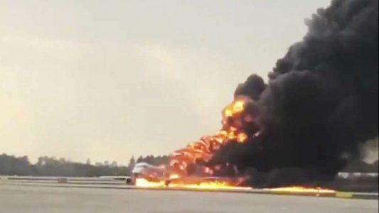 Dramático video: así se vivió el incendio dentro del avión en Moscú