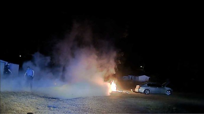 Video: un hombre se prendió fuego luego de que le dispararan con una Taser