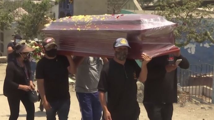 Por qué Perú pasó de un día para otro a tener la mayor tasa de mortalidad del mundo por covid