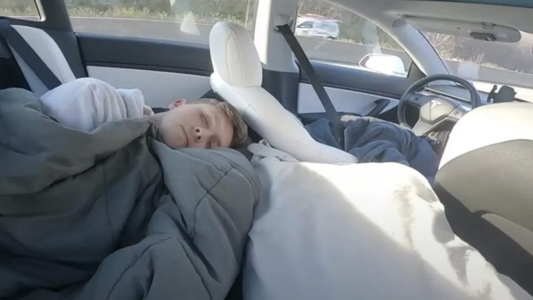 El auto fantástico: programó el modo automático de su Tesla y se echó a dormir en plena autopista