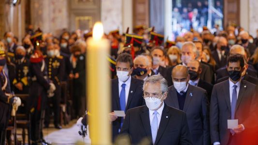 Alberto Fernández afrontó un 25 de Mayo signado por la distancia con Cristina Kirchner, el sermón de la Iglesia y el apoyo de los movimientos sociales