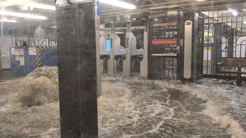 Cascadas: los impresionantes videos del subte de Nueva York completamente inundado