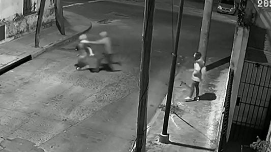 Gritos y horror en La Matanza: el momento en que el loco del cuchillo atacó a una mujer en plena calle