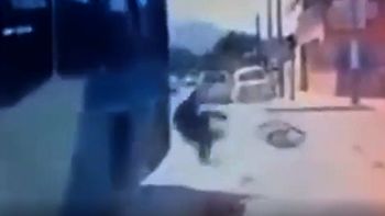 Video: Mujer cae de colectivo en movimiento con butaca y queda desparramada en la calle