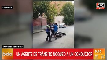 Video | Un taxista tiró de la moto a un agente de tránsito y éste lo noqueó de un solo golpe