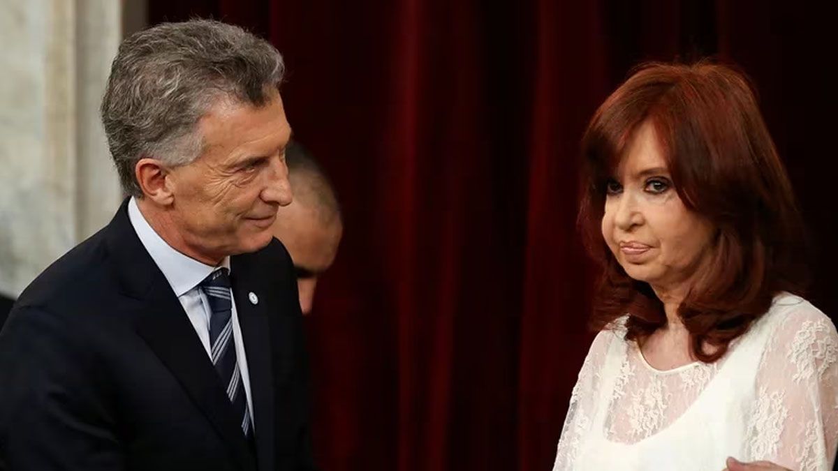 Crisitina Fernández de Kirchner le respondió con dureza por las redes sociales al expresidente Mauricio Macri. (Foto: Archivo)
