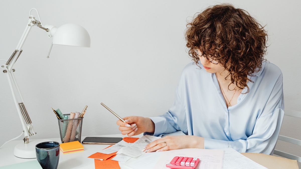 El tiempo de las mujeres para dedicar a la educación financiera compite con el del trabajo no remunerado