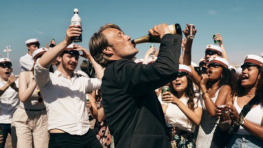 ¿Tomar alcohol para ser más felices? La extraña teoría de una película ganadora del Oscar