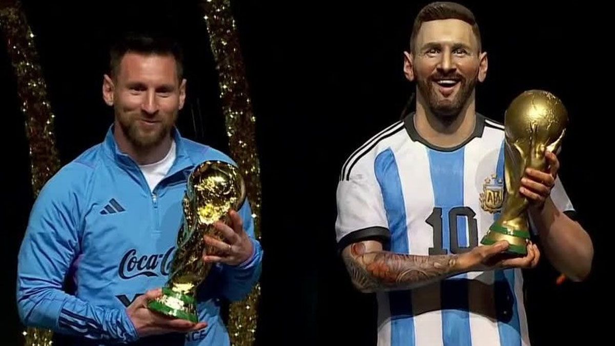 Lionel Messi tiene su estatua con la Copa del Mundo.&nbsp;