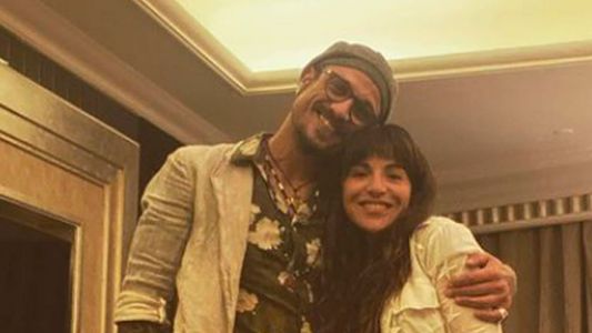 Daniel Osvaldo abrazado a otra mujer mientras se espera que llegue al registro civil