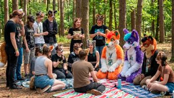 Fyrulais, la primera escuela therian de Argentina: enseñan a caminar, saltar y ladrar como un animal