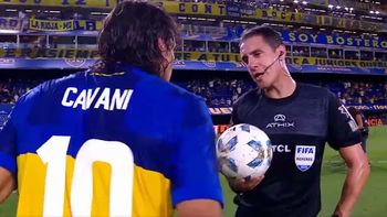 El insólito pedido del árbitro Pablo Echavarría que sorprendió a Edinson Cavani