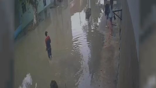 Video: un nene quiso cruzar una calle inundada en Valentín Alsina y terminó electrocutado