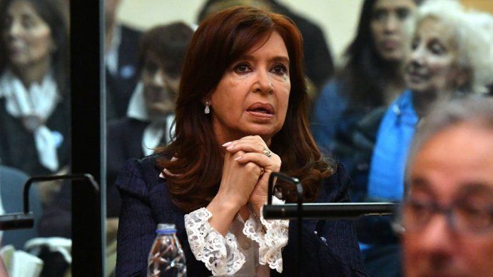 Cristina Kirchner pidió autorización para no ir el lunes a la audiencia del juicio por supuestas irregularidades en la obra pública durante gobierno