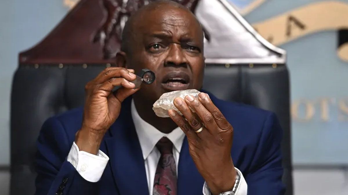 El presidente de Botwuana, Mokgweetsi Masisi tiene el diamante de 2.492 kilates, el más grande hallado en los últimos 100 años. (Foto: Gentileza KGET)