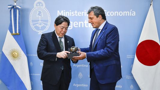 Sergio Massa recibió al Canciller de Japón para analizar inversiones en sectores productivos estratégicos