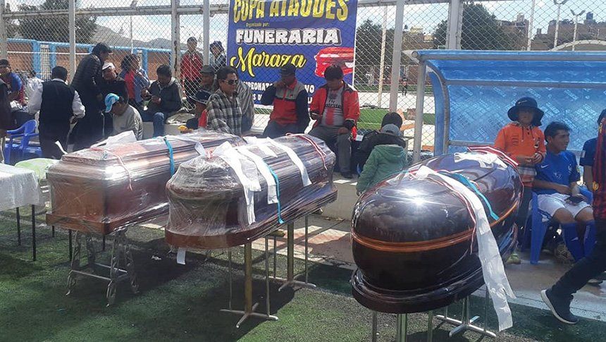 Insólito: en un torneo de fútbol en Perú, entregaron ataúdes como premio para los ganadores