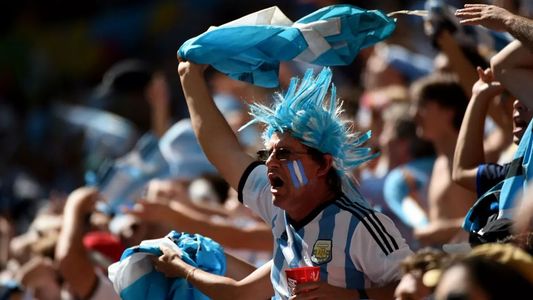 Locales afuera de casa: las hinchadas argentinas que coparon en el exterior