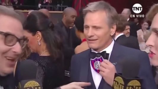 Locura total: Viggo Mortensen sacó un escudo de San Lorenzo de su bolsillo