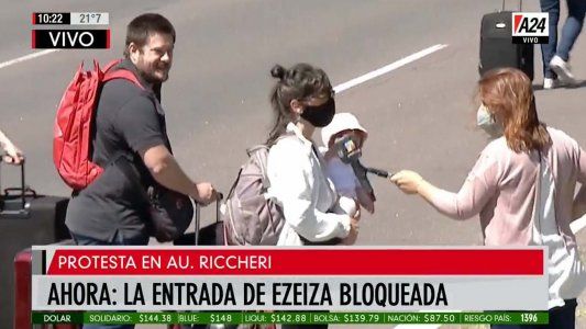 Procesión de pasajeros a Ezeiza: caminan más de 7 km con bebés en brazos y los autos van por la banquina