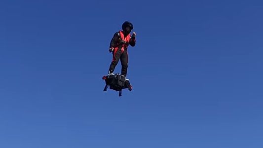 La patineta que vuela dejó de ser una idea de ciencia ficción para convertirse en realidad