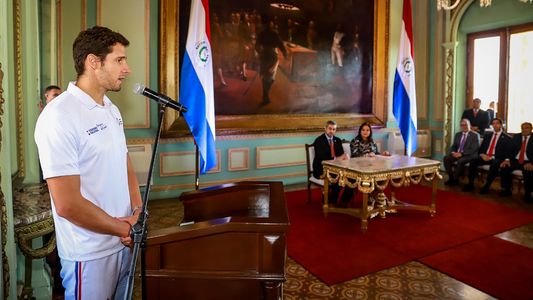 Mario Abdo entregó becas a conocidos atletas paraguayos