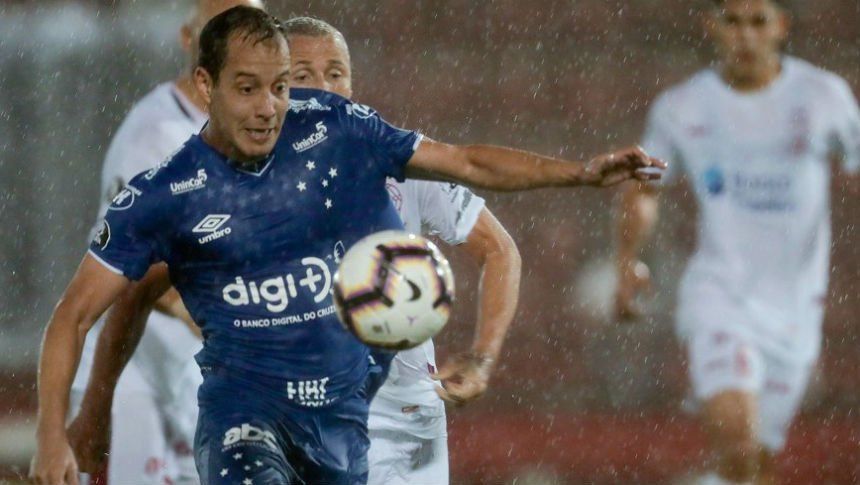 Huracán comenzó con el pie izquierdo en la Copa y perdió como local con Cruzeiro