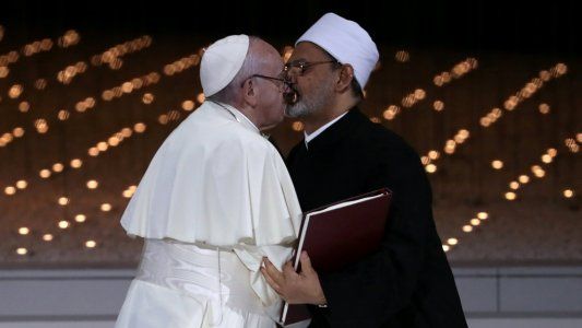 La foto que recorre el mundo: el histórico beso del papa Francisco y el imán musulmán