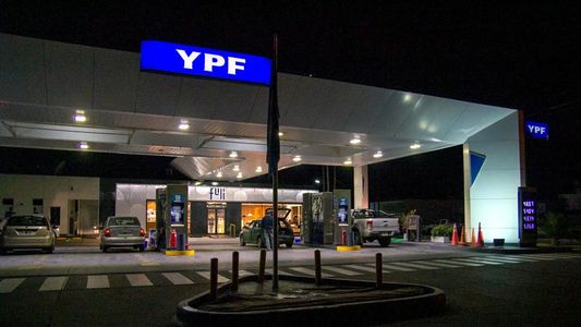 Nafta más barata en YPF: en qué horarios y qué estaciones se consigue un 5% de descuento