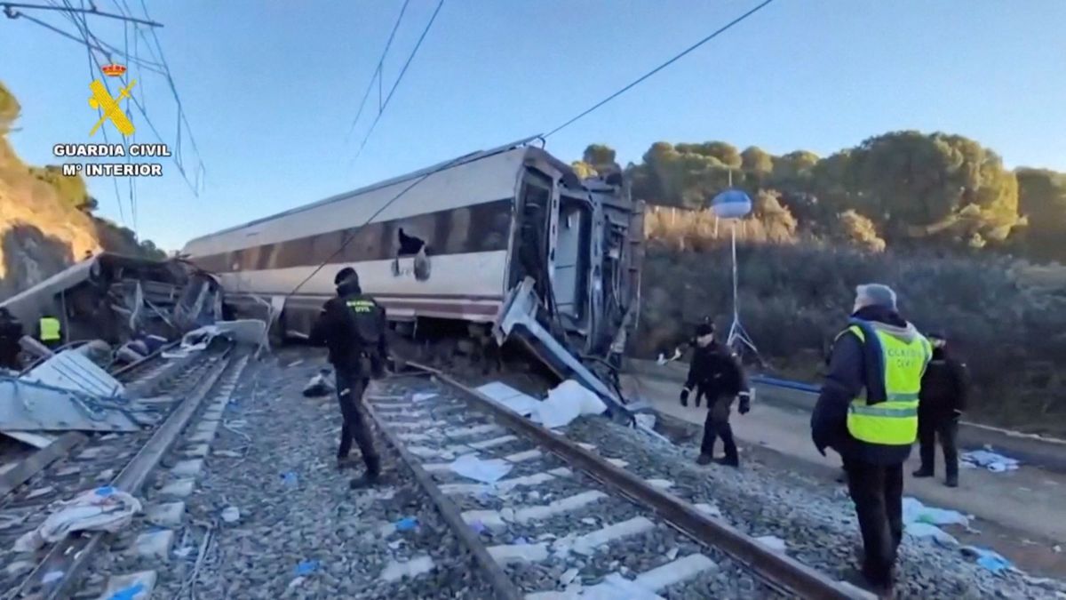 Uno de los trenes desarril&oacute; y uno que ven&iacute;a en sentido contrario choc&oacute; con los vagones sobre su v&iacute;a. (Foto: Reuters)