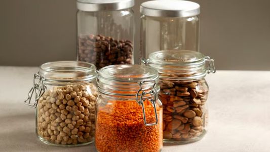 No tires los frascos de vidrio en tu casa, tenés un tesoro: así podés reutilizarlos