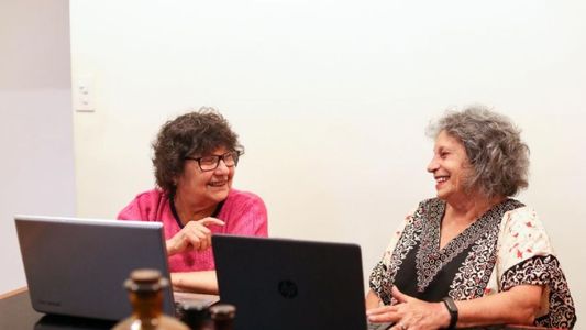 Tienen más de 70 años, son emprendedoras y solo piensan en saber más de tecnología