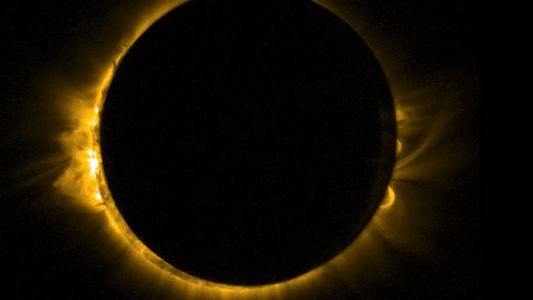 Miles de turistas del mundo entero disfrutan en Indonesia de un eclipse total de sol