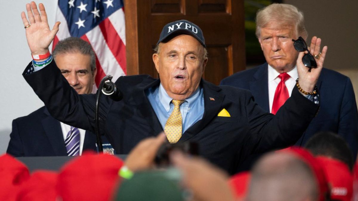 Rudy Giuliani se entregó a la Justicia. (Foto: AFP)